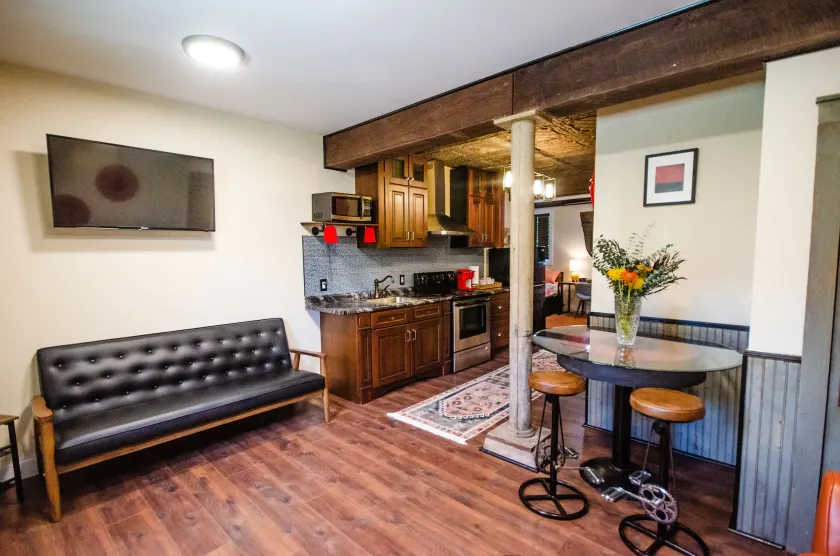 Tobacco Warehouse Inn - Image 1