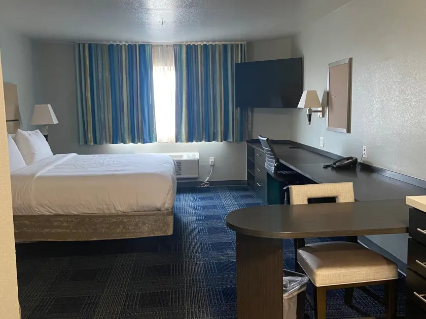 Extended Studio Hotel Ontario - Image 1