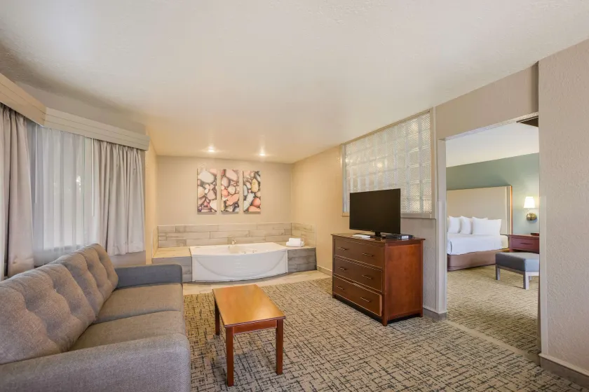 Best Western Harbour Pointe Lakefront - Image 1