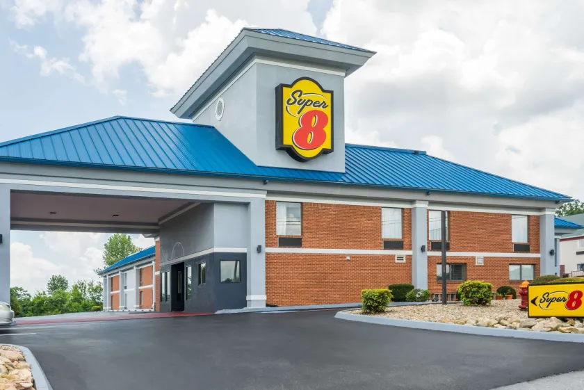 Super 8 by Wyndham Dandridge - Image 1