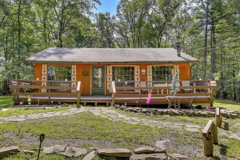 Pools & Ski Access: Lackawaxen Cottage w/ Deck! - Interni