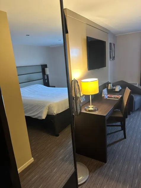 Premier Roomz Two Mills - Image 1