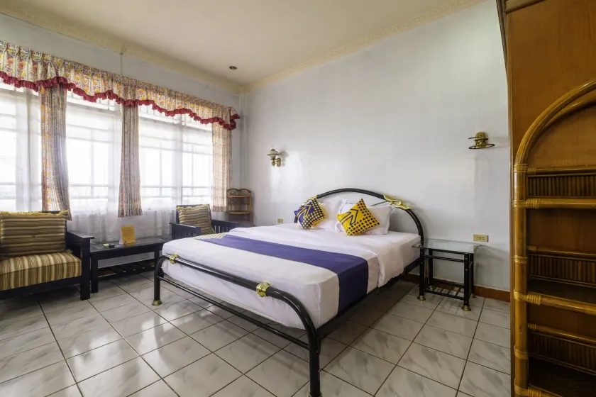 SPOT ON 1896 Hotel Mahkota Pantai - Image 1