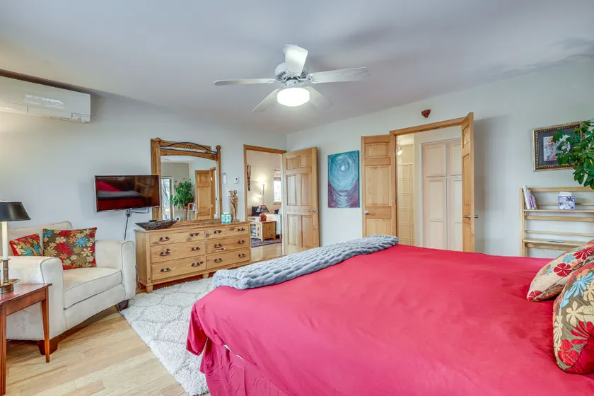 Serene Santa Fe Getaway w/ Hot Tub & Fireplace! - Zimmer