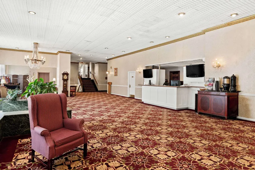 Genetti Hotel, SureStay Collection by Best Western - Hall