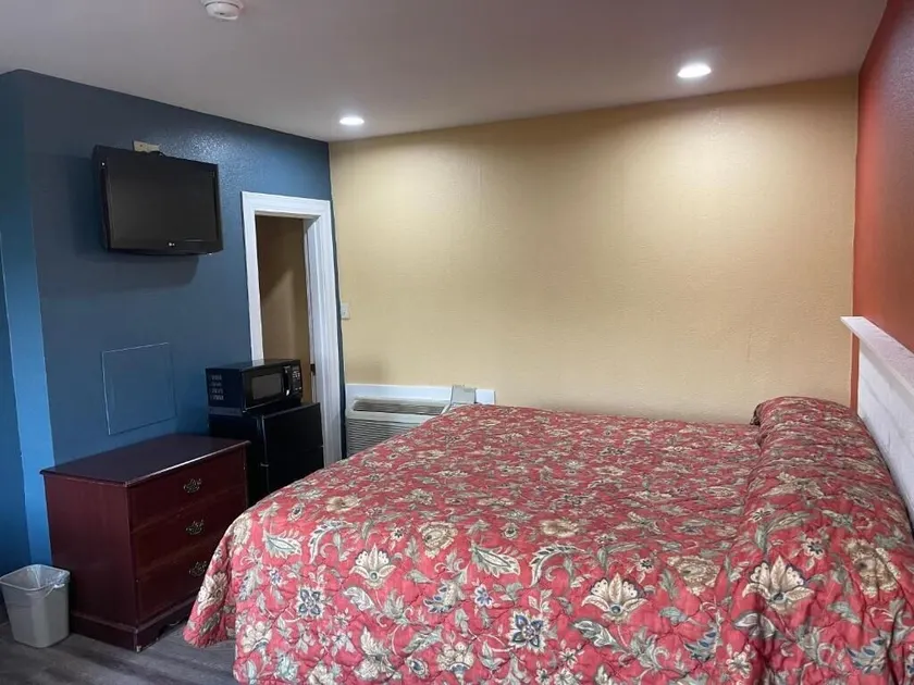 Kenwood Court Motel - Image 1