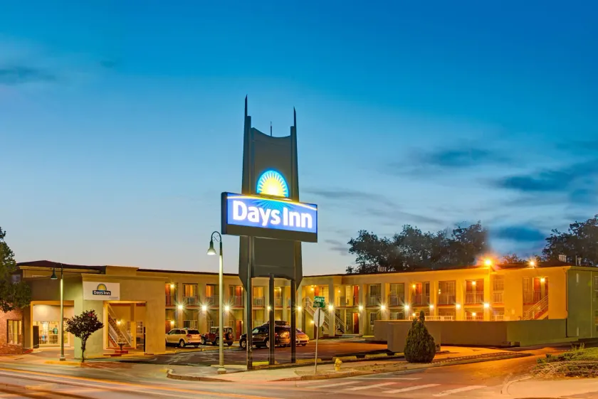 Days Inn by Wyndham Albuquerque Downtown - Image 1