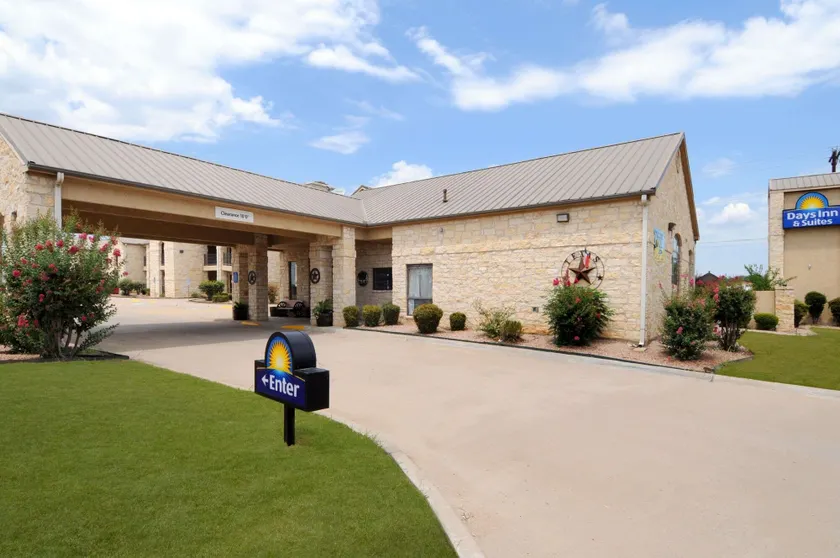 Days Inn & Suites by Wyndham Llano - Image 1