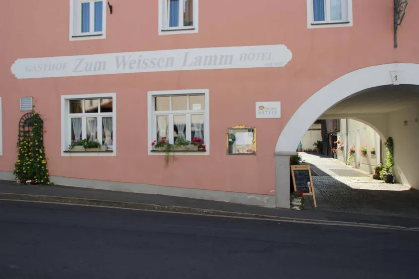 Hotel Gasthof Zum weissen Lamm - Image 1