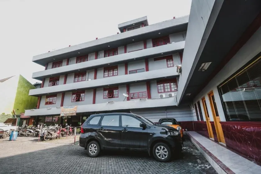 RedDoorz Plus near RSCM Jakarta - Image 1
