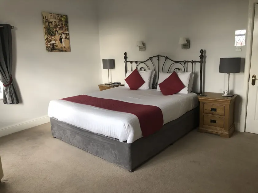 Trumbles Gatwick B&B, Peaceful Stay with Parking & Easy Airport Access - Image 1