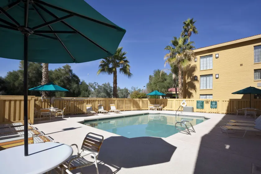 La Quinta Inn by Wyndham Phoenix Sky Harbor Airport - Image 1