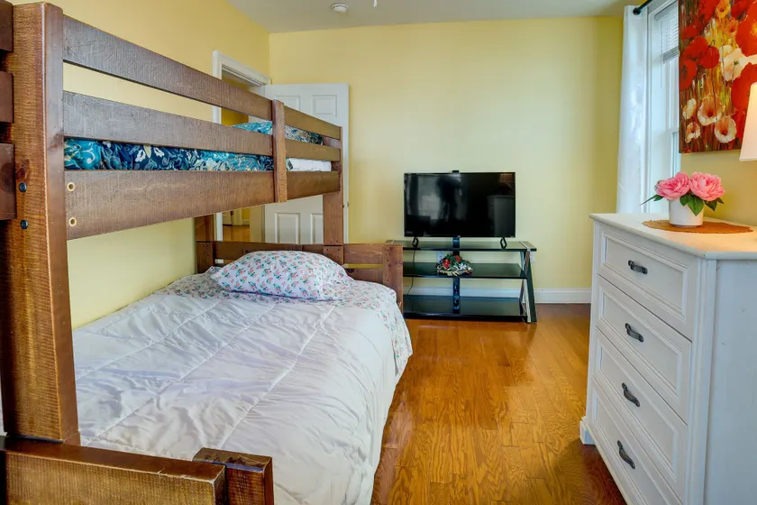Inviting Connellsville Getaway w/ Deck! - Værelse