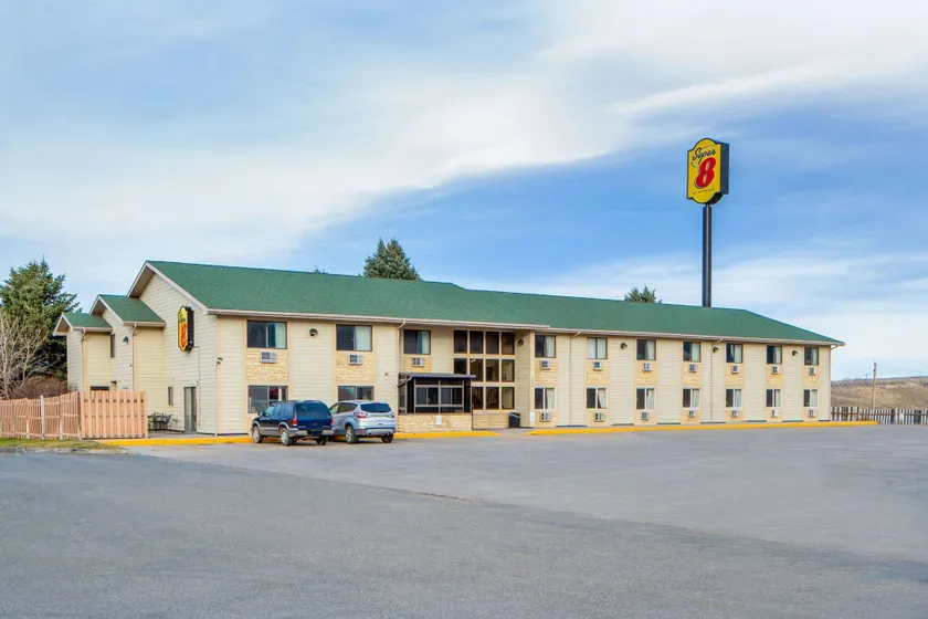 Super 8 by Wyndham Livingston Yellowstone - Image 1