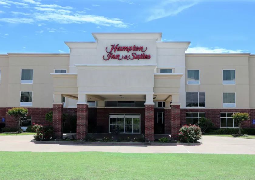 Hampton Inn & Suites Stephenville - Image 1