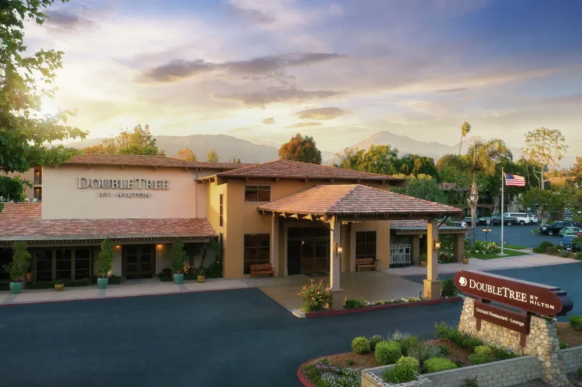 DoubleTree by Hilton Claremont - Image 1