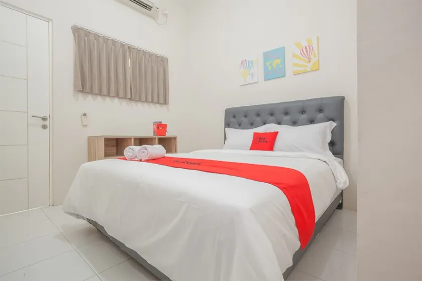 RedDoorz near Ciputra Golf Surabaya - Image 1