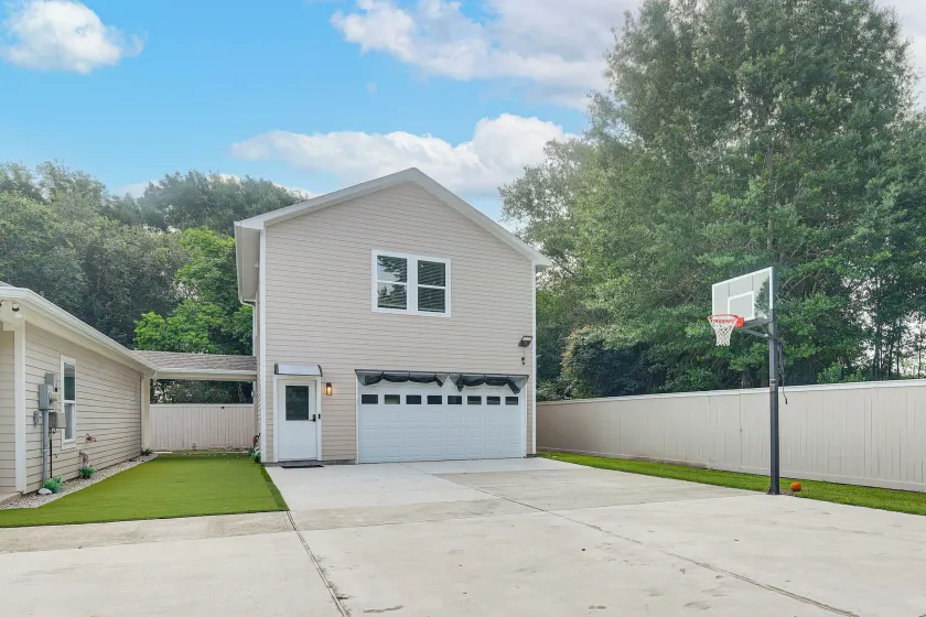 Houston Hideaway w/ Rec Room, Putting Green & Hoop - Image 1