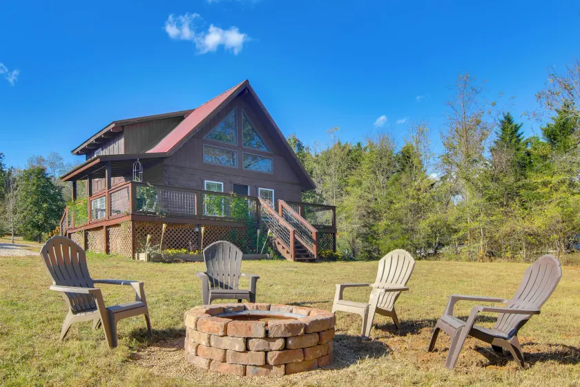 Hike & Unwind, Peaceful Wooded Retreat in Newport - Image 1