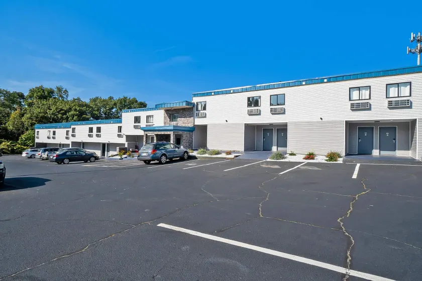 Days Inn by Wyndham Moosic - Image 1