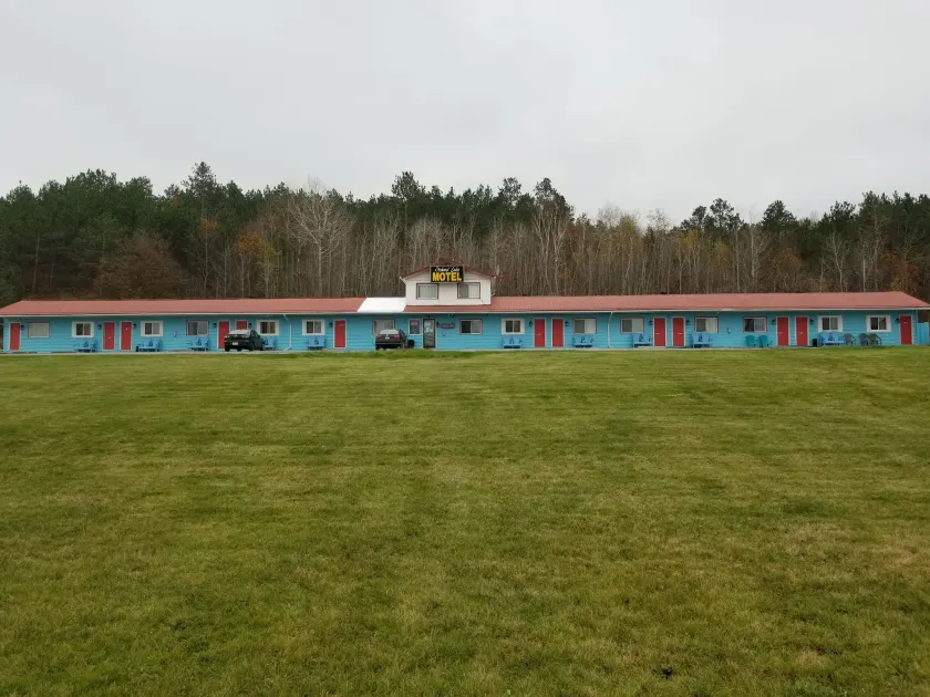 Richard Lake Motel - Image 1