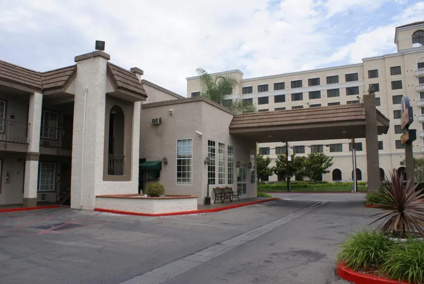 Queens Inn Anaheim - Image 1