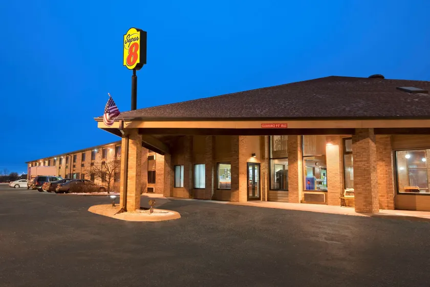 Super 8 by Wyndham Green Bay I-43 Bus. Park - Image 1