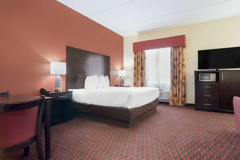 Best Western Plus Flowood Inn & Suites - Image 1