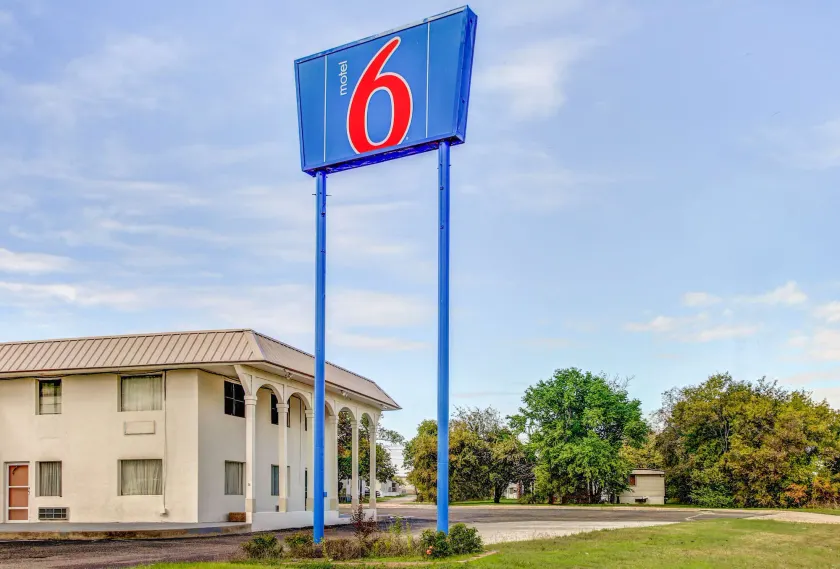 Motel 6 Waco - Lacy Lakeview - Image 1