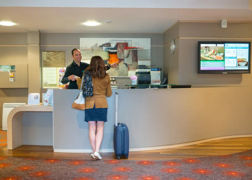 Brit Hotel Rennes St Grégoire – Le Villeneuve - Mostrador de check-in y check-out