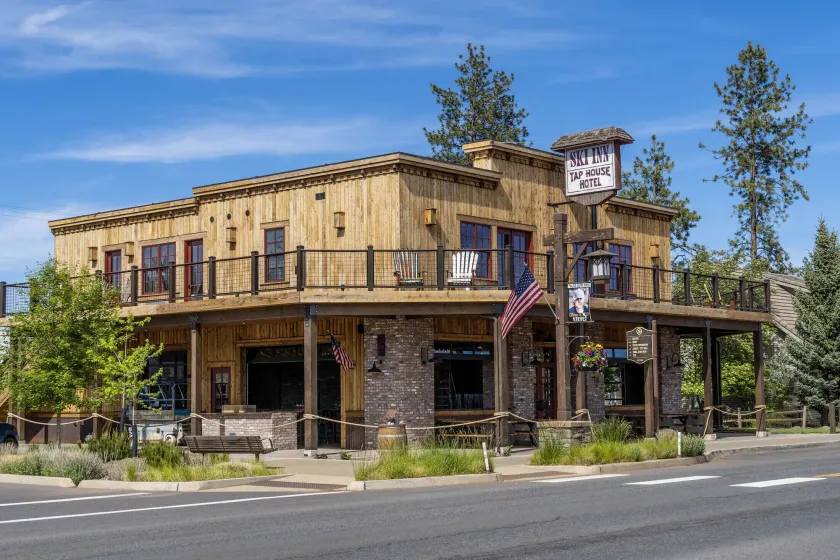 Ski Inn Taphouse Hotel - Image 1