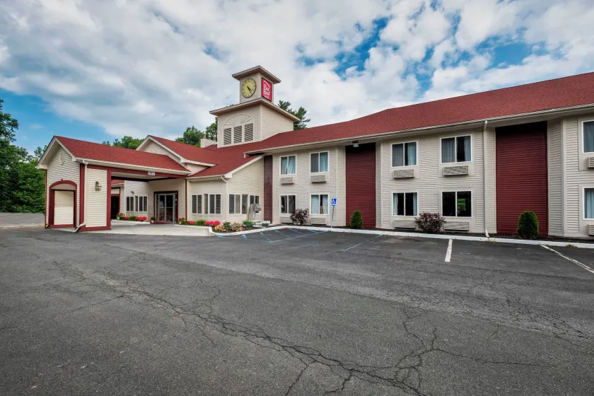 Red Roof Inn Clifton Park - Image 1