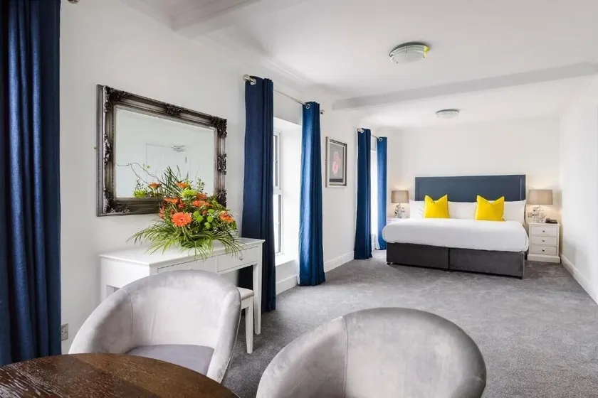 Commodore Hotel - Image 1