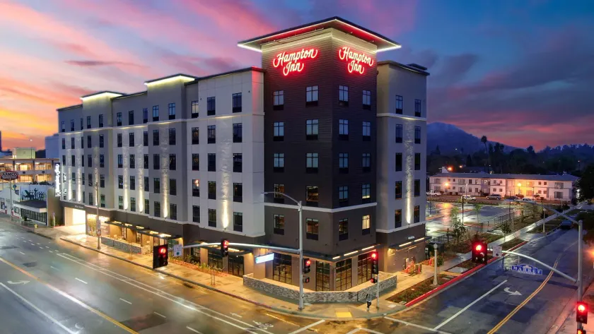 Hampton Inn Riverside Downtown - Image 1