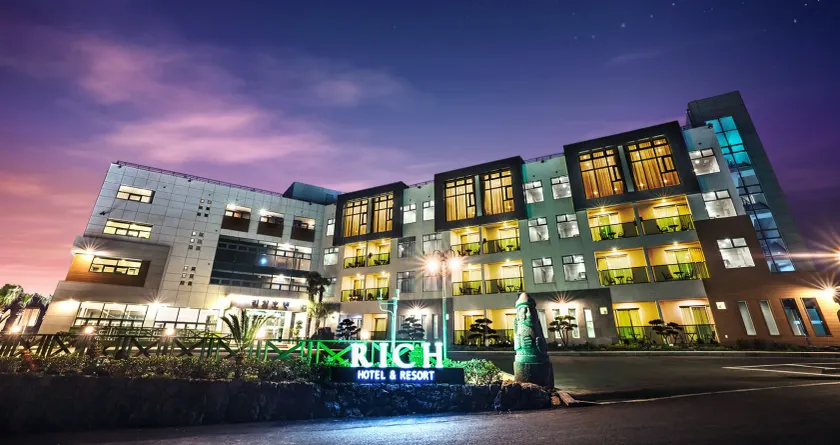 Rich Hotel - Image 1