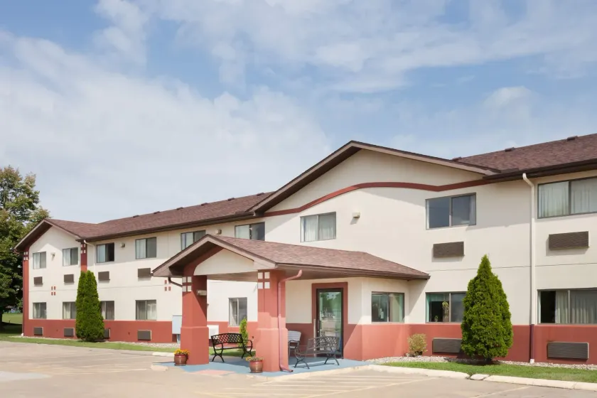 Super 8 by Wyndham Washington/Peoria Area - Image 1