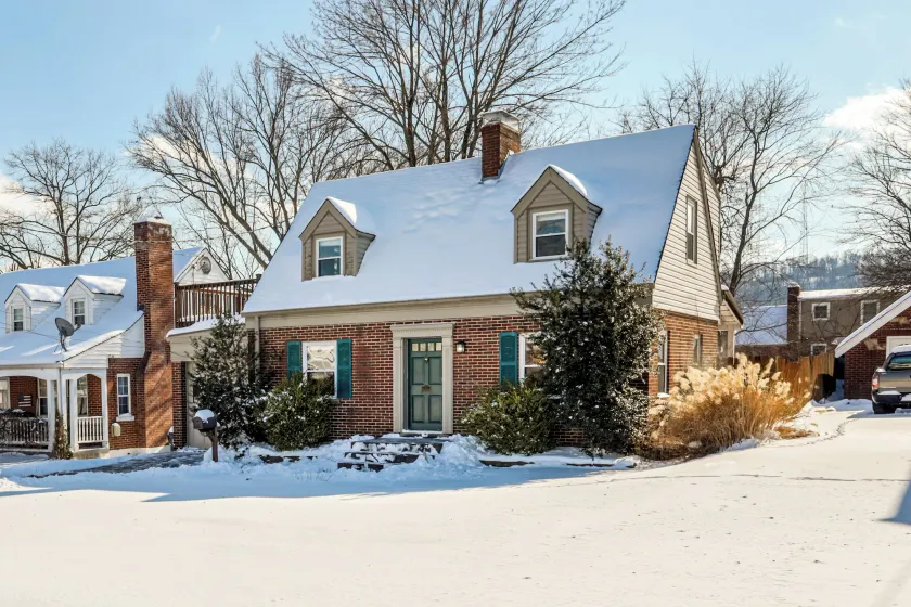Cincy Area Bungalow w/ Deck & Yard, Pets Welcome! - Image 1