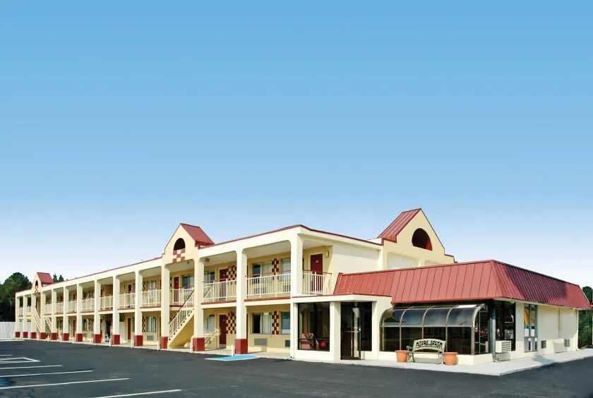 Economy Inn Dillon - Image 1