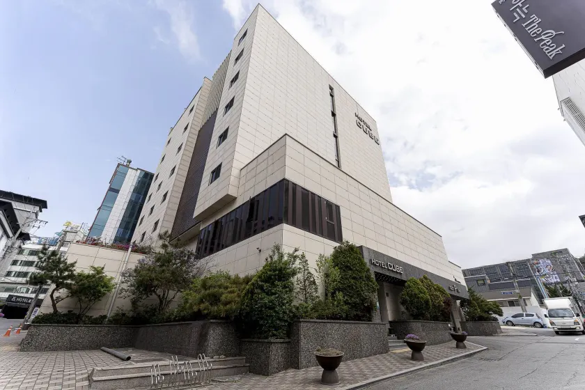 Hotel Cube - Image 1