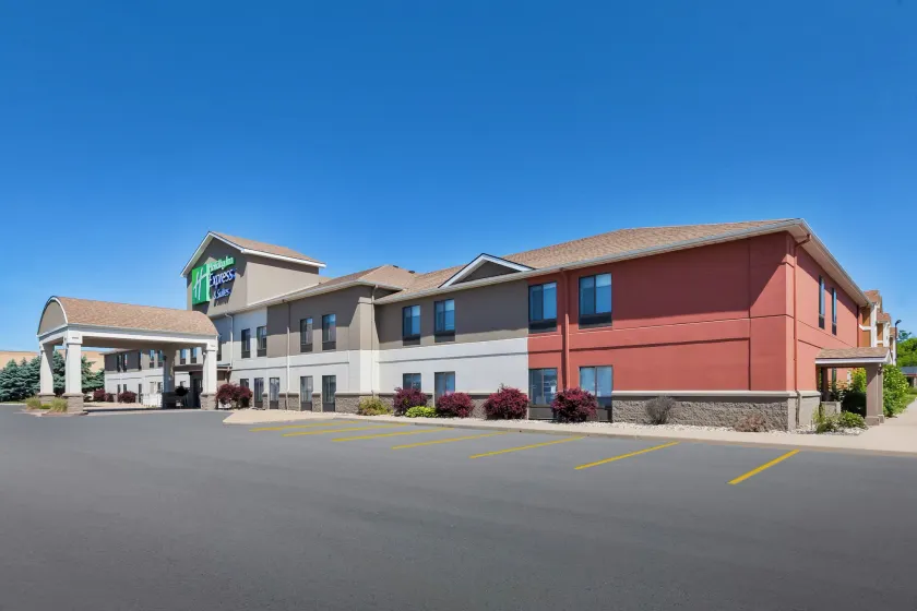 Holiday Inn Express and Suites Three Rivers by IHG - Image 1