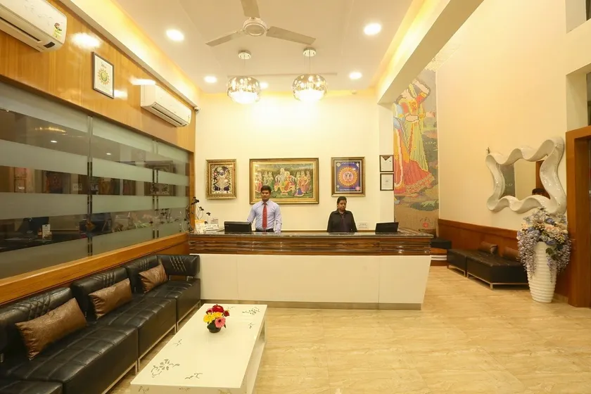 Hotel Kridha Residency - Opposite Prem Mandir Vrindavan - Interior entrance