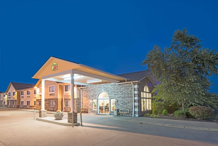 Super 8 by Wyndham Richmond - Image 1