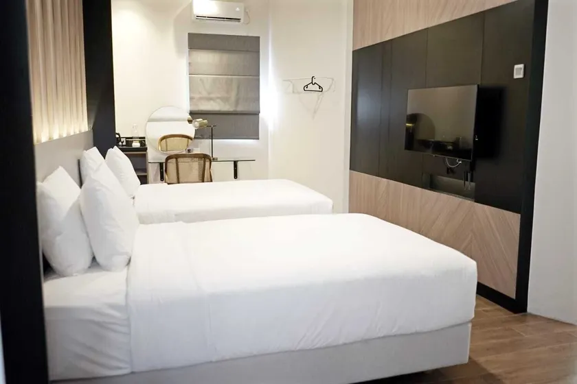 Spot 43 Cafe and Hotel - Image 1