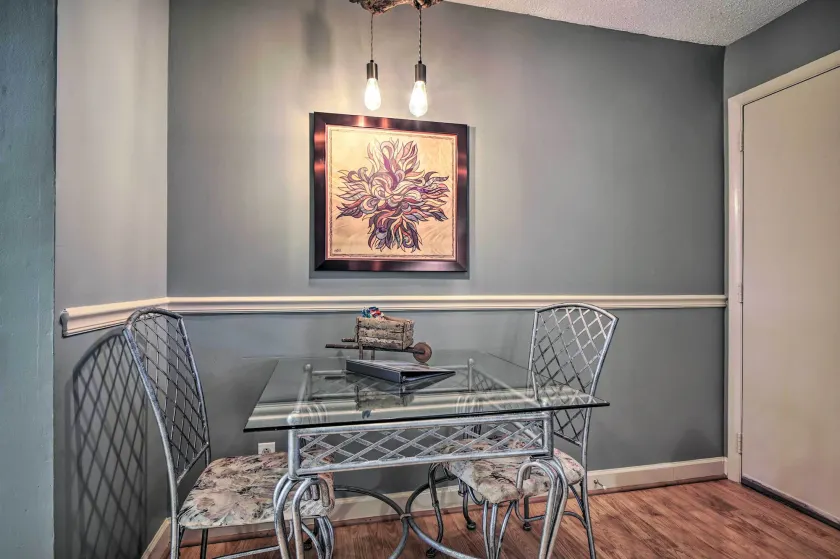 Lovely condo w/ indoor pool *only steps to parkway - Innvendig