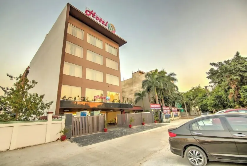Hotel 91 Huda City Centre - Image 1
