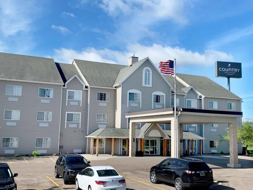 Country Inn & Suites by Radisson, Owatonna, MN - Image 1