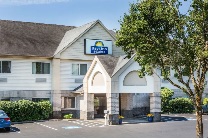 Days Inn & Suites by Wyndham Vancouver - Image 1