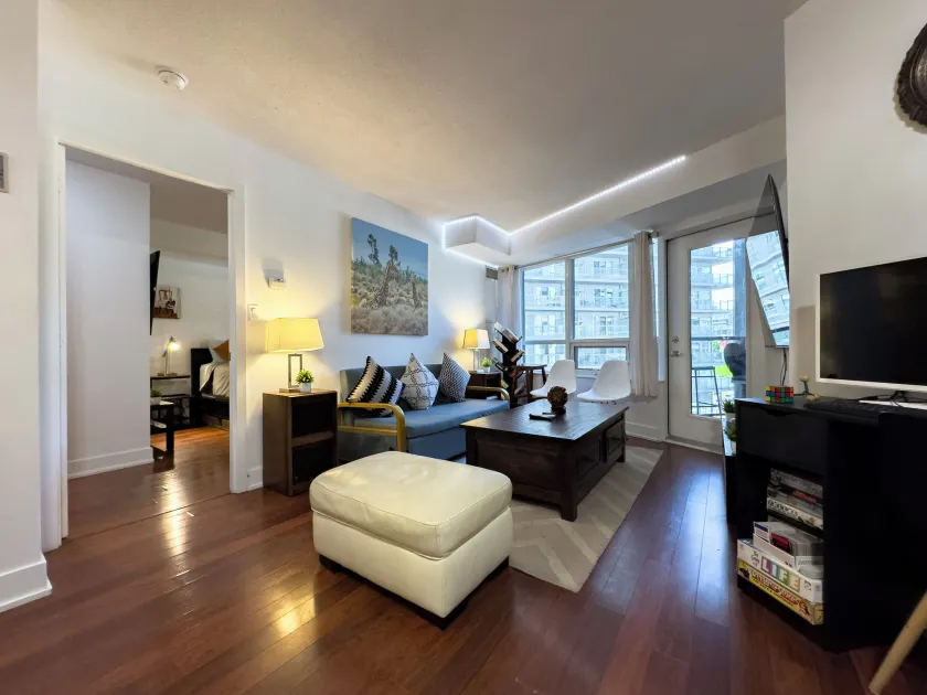 Core Downtown Toronto-8 Sleeper-6 Beds-2 Bathrooms-Washrooms-Free Parking-CN Tower-Ripleys Museum-Blue Jays Stadium-Rogers Centre-Scotia Arena-MTCC-In front-Gym-Pool-Jacuzzi Sauna-Filter Drinking Water-WiFi-Cot - Image 1