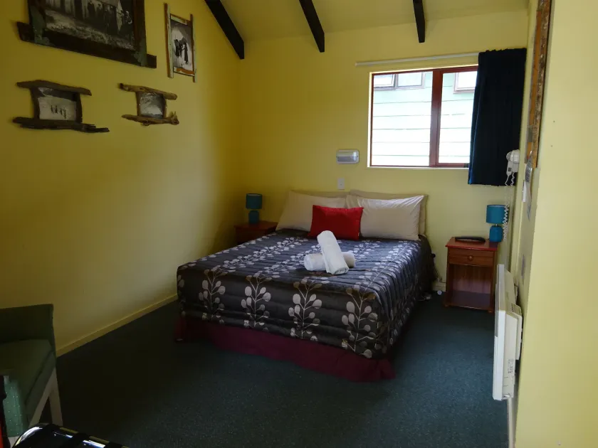 Glowworm Lodge - Image 1