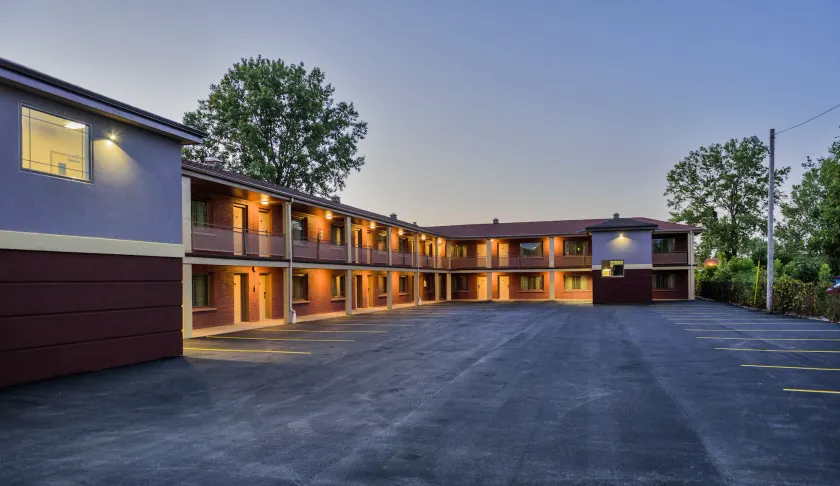 Aarya Hotel By Niagara Fashion Outlets - Image 1